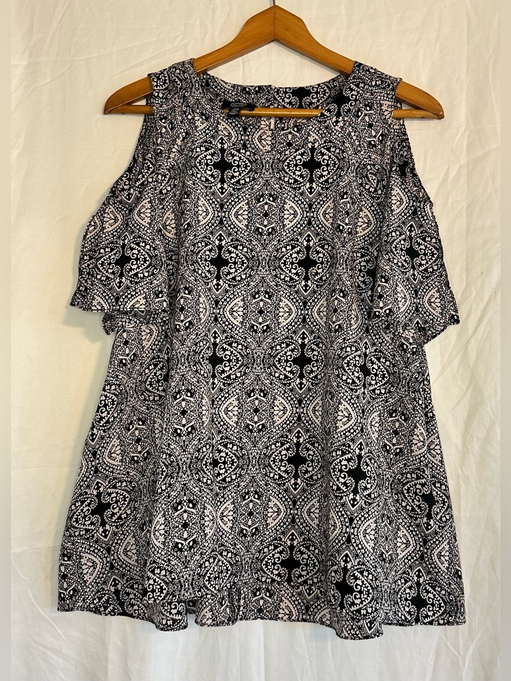 Jones New York Signature Womenβs Blouse Pattern Black/Cream Short Sleeve size M